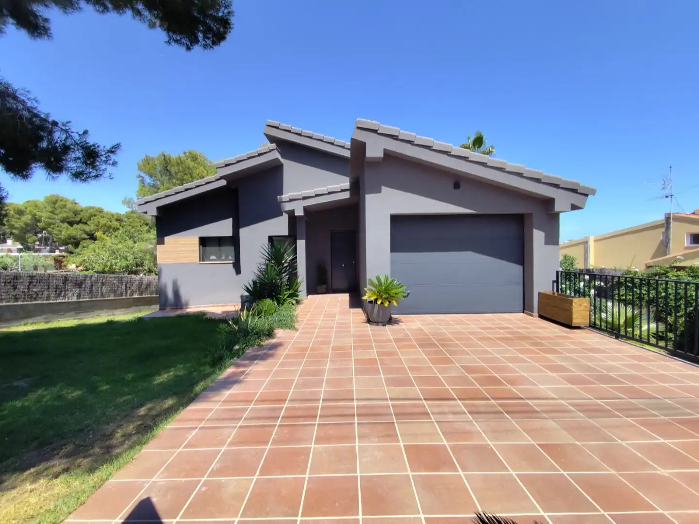 Detached house with pool for sale in Calle arc de Sant Martí 14, imagen 2