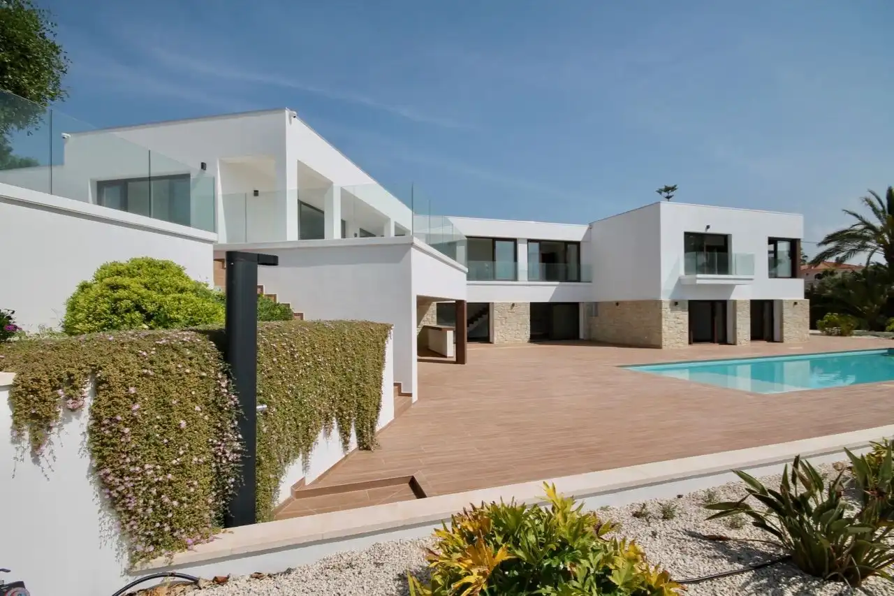 Vista exterior de Casa o xalet en venda en L'Alfàs del Pi amb Aire condicionat, Calefacció i Jardí privat