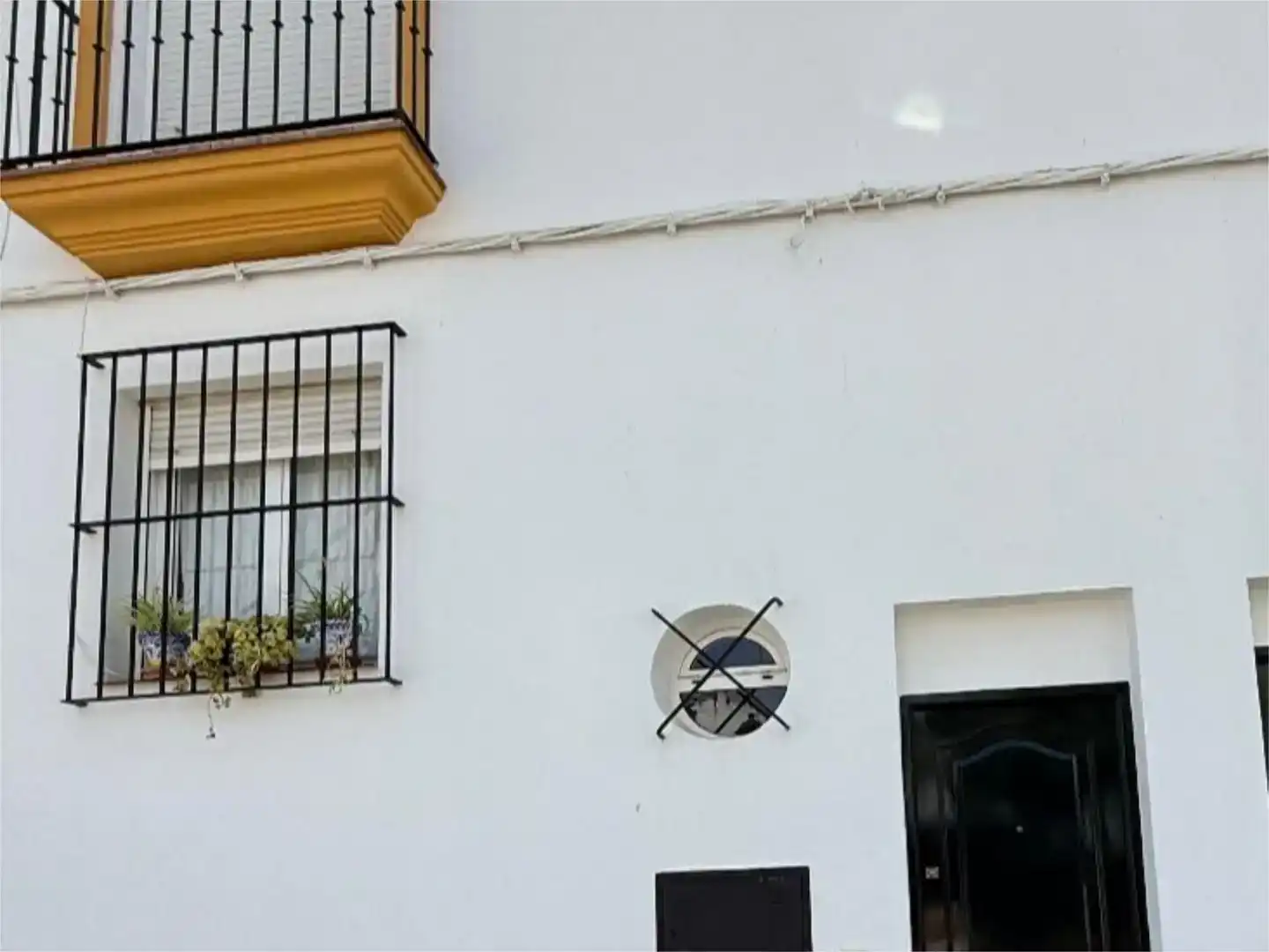 Vista exterior de Casa adosada en venda en El Pedroso amb Aire condicionat i Balcó