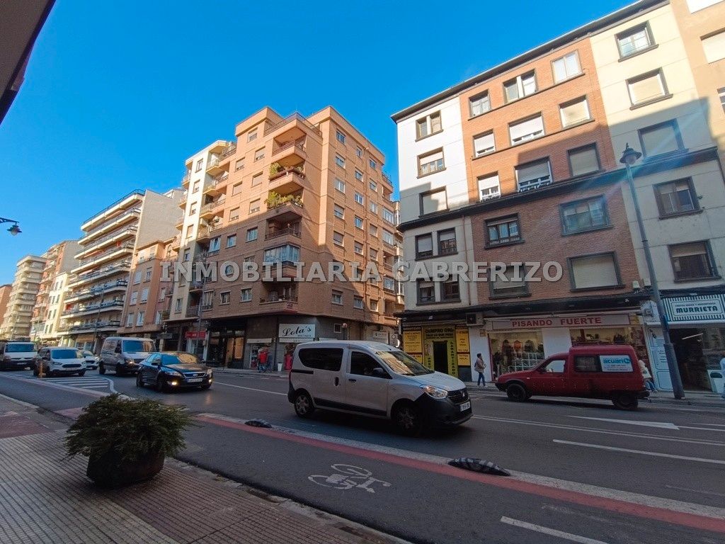 Vista exterior de Pis en venda en  Logroño amb Calefacció, Parquet i Traster