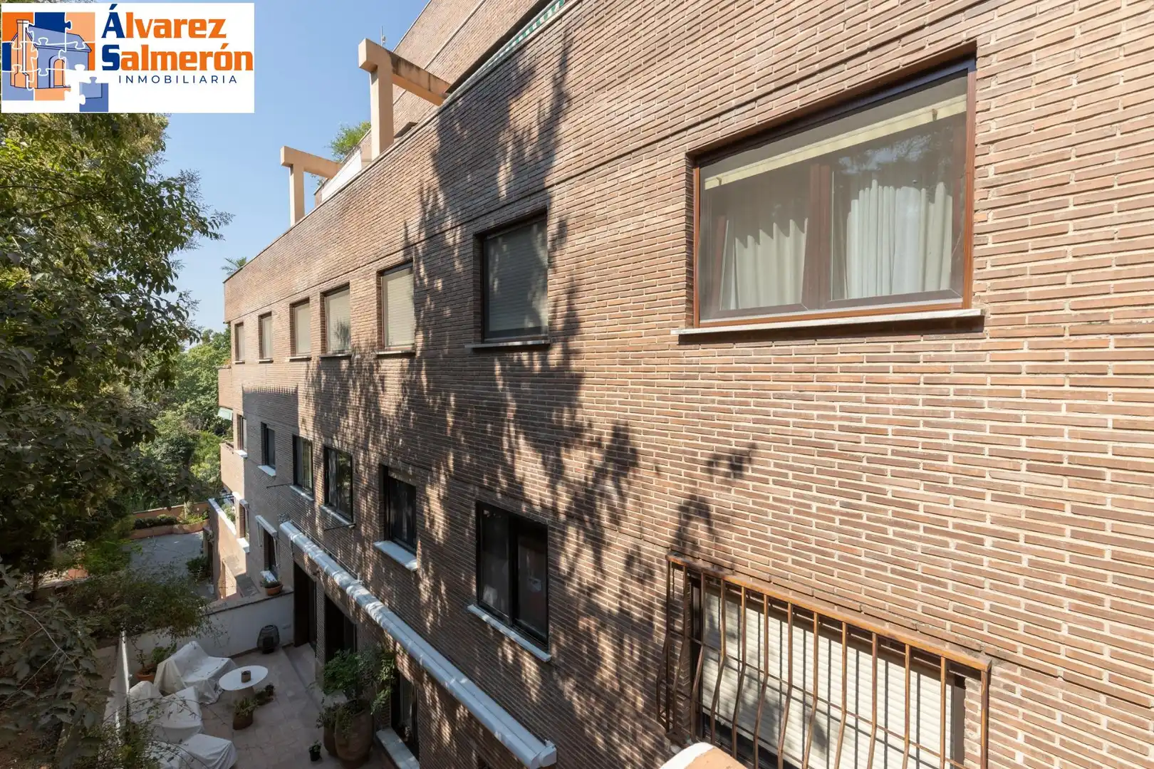 Vista exterior de Pis en venda en Granada amb Terrassa, Traster i Piscina comunitària