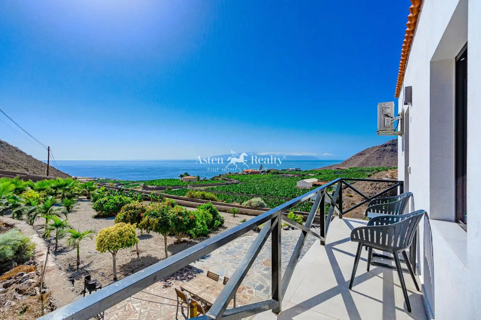 Vista exterior de Casa o chalet en venta en Santiago del Teide con Aire acondicionado, Terraza y Piscina