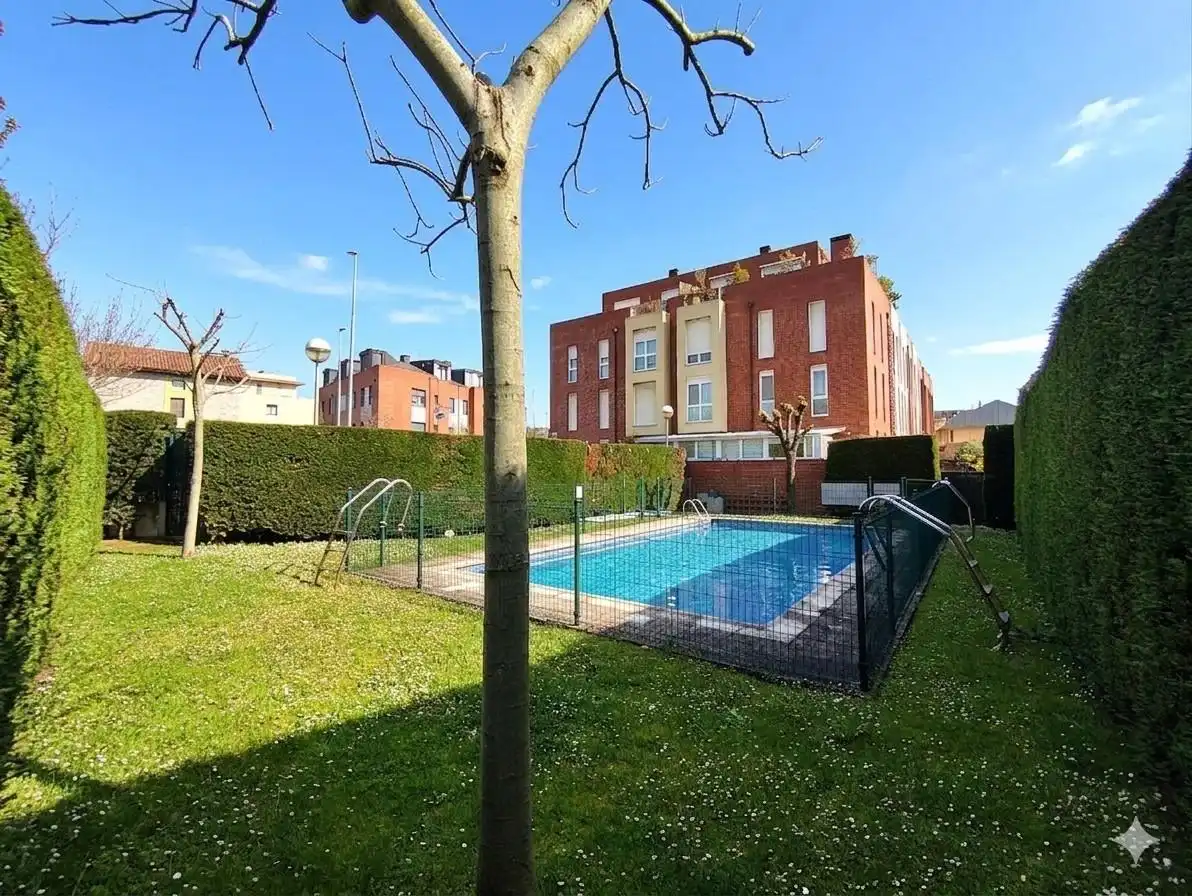 Piscina de Apartament en venda en El Astillero   amb Calefacció, Terrassa i Piscina comunitària