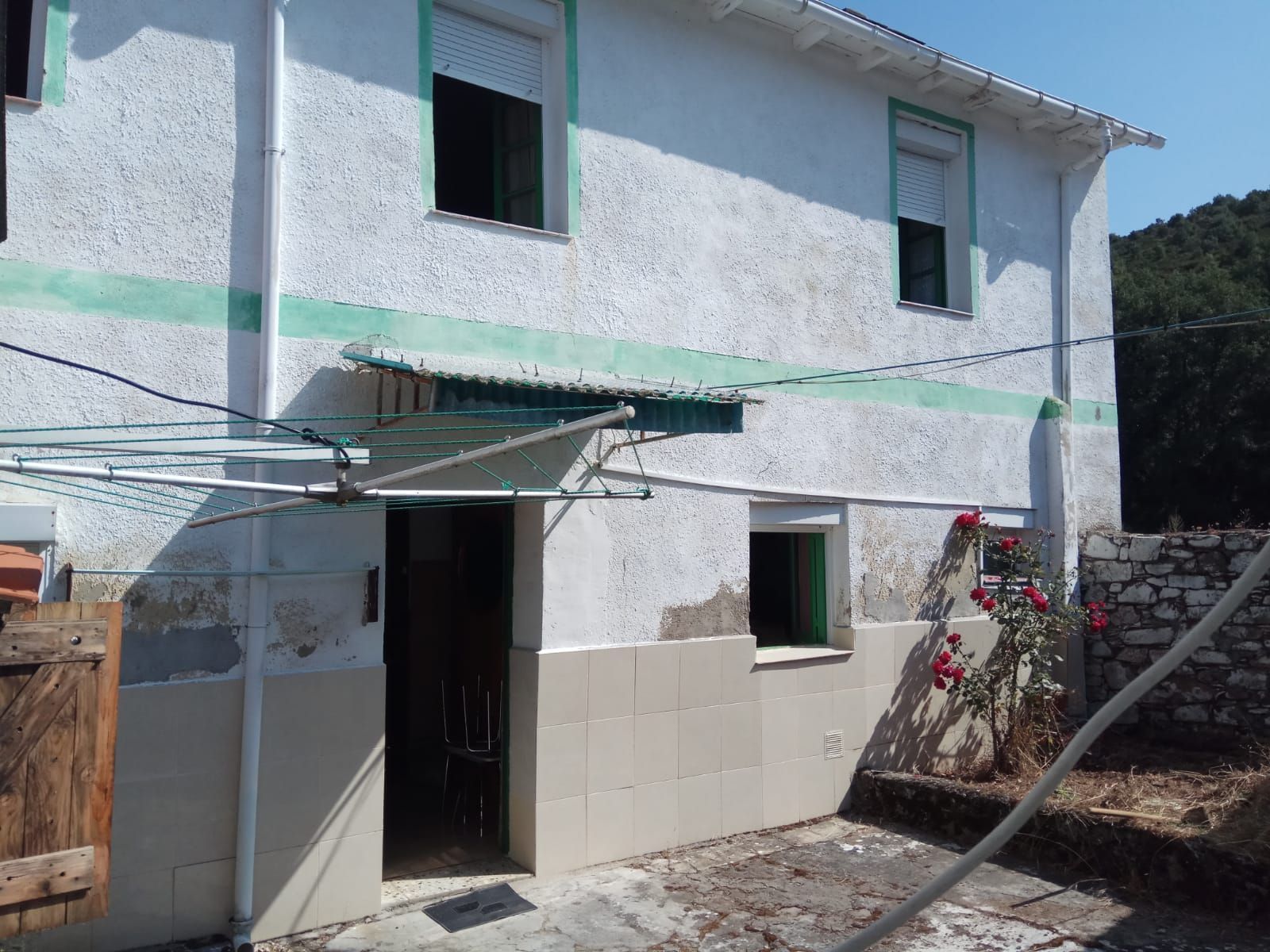 Vista exterior de Casa o xalet en venda en Las Omañas  amb Jardí privat, Traster i Moblat