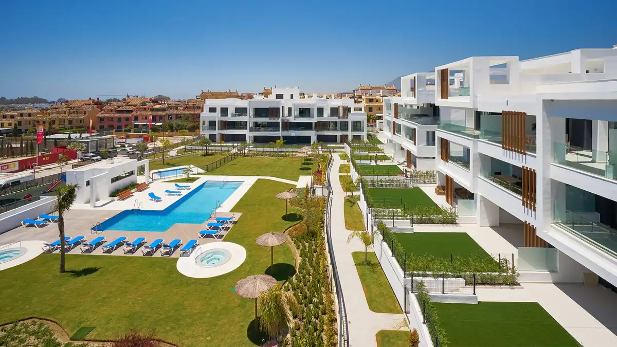 Vista exterior de Planta baixa en venda en Estepona amb Aire condicionat, Jardí privat i Terrassa