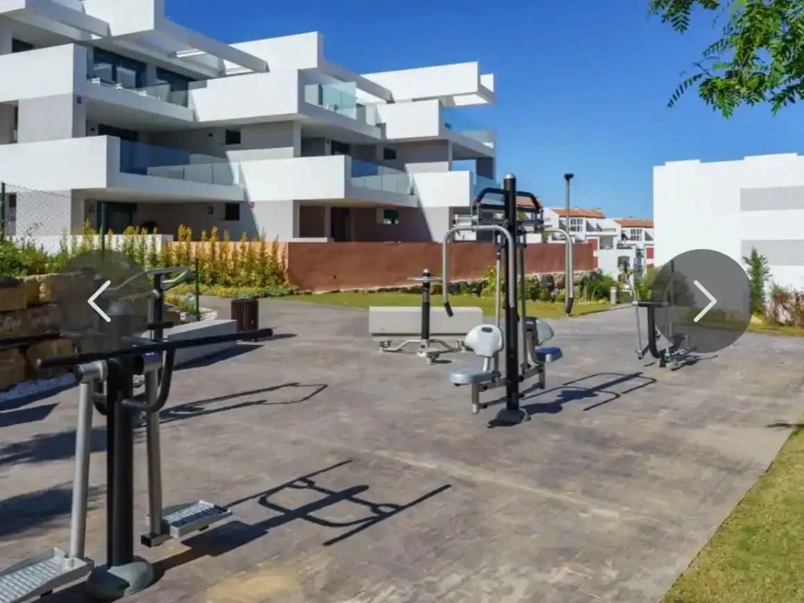 Vista exterior de Pis en venda en Manilva amb Aire condicionat, Terrassa i Piscina