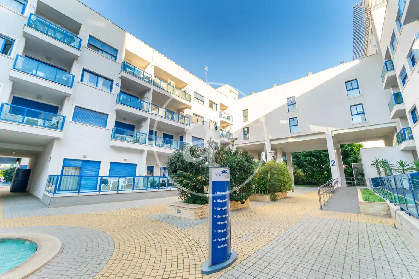 Vista exterior de Pis en venda en Alicante / Alacant amb Aire condicionat, Calefacció i Jardí privat