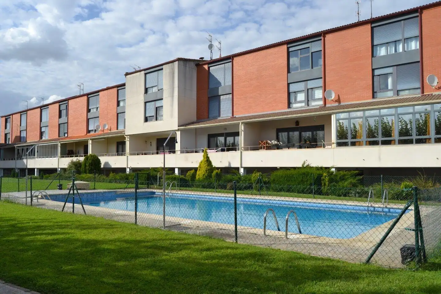Swimming pool of Houses for sale in Valdefresno, León