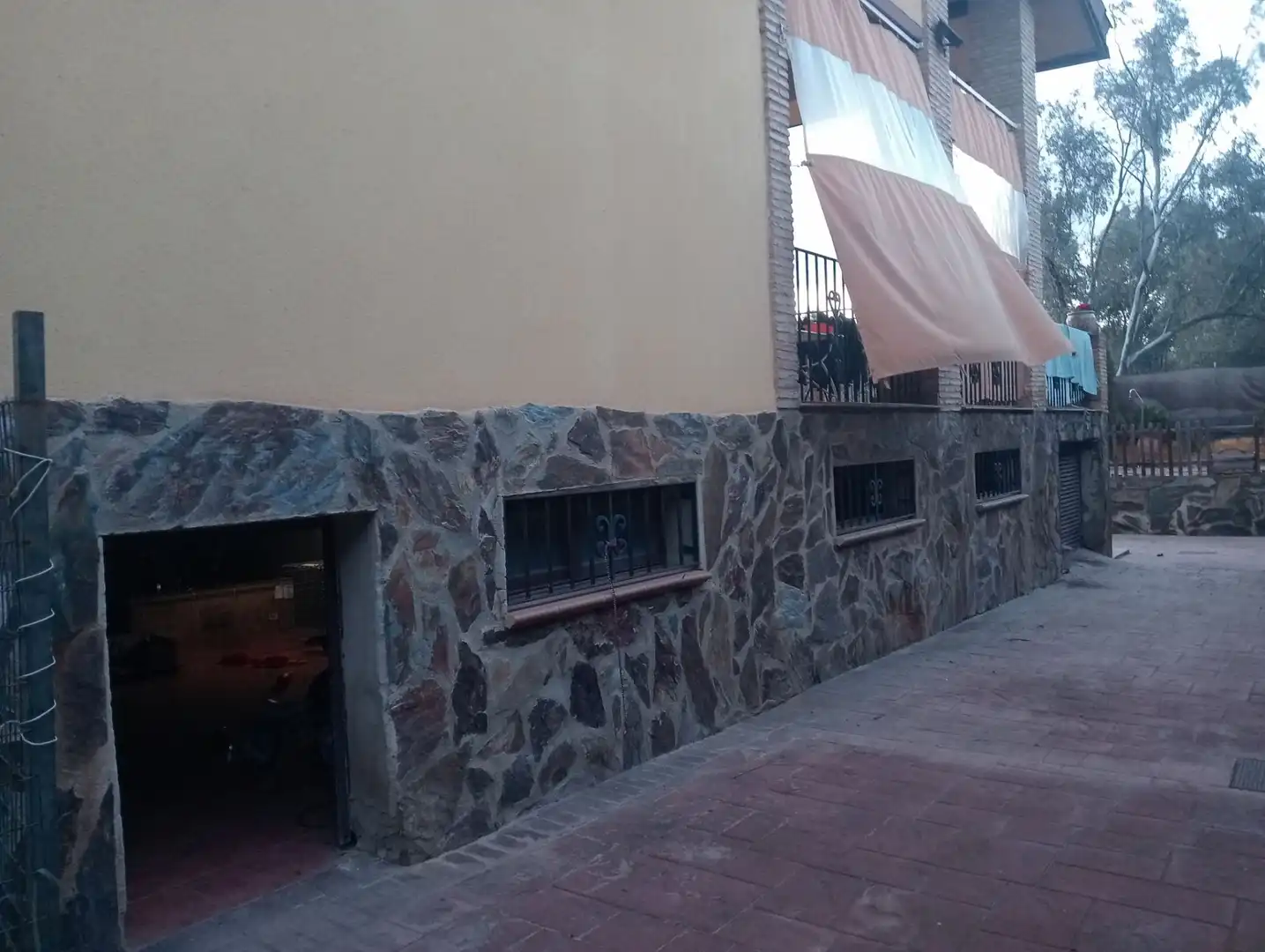 Vista exterior de Casa o xalet en venda en Linares amb Aire condicionat, Calefacció i Jardí privat