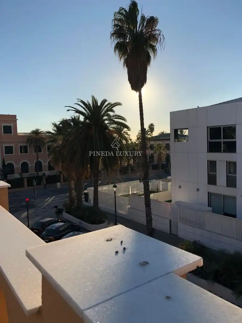 Außenansicht von Einfamilien-Reihenhaus zum Verkauf in Valencia mit Terrasse, Schwimmbad und Möbliert