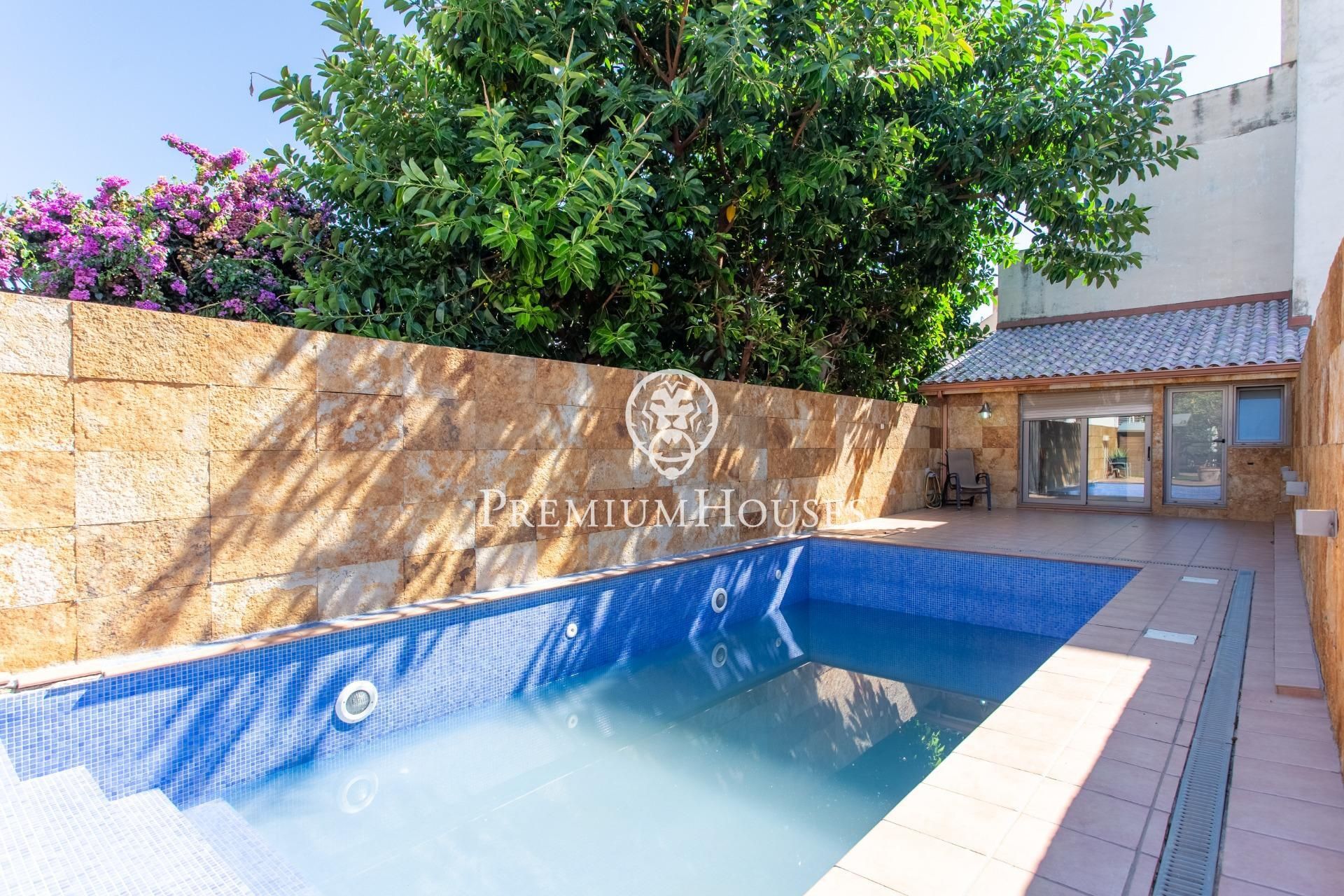 Piscina de Casa o xalet en venda en Mataró