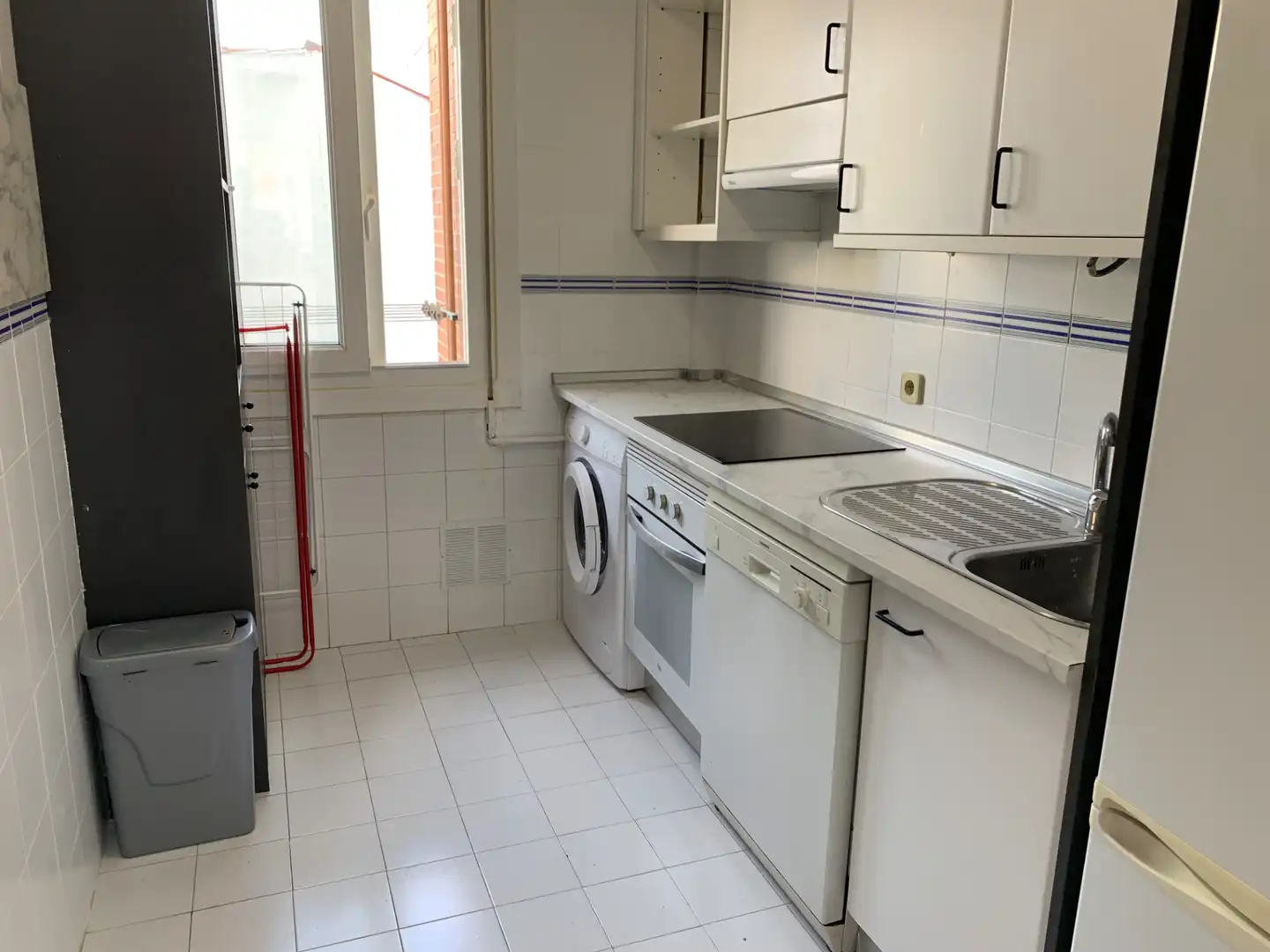 Kitchen of Flat for rent in Madrid  with Oven and Washing machine