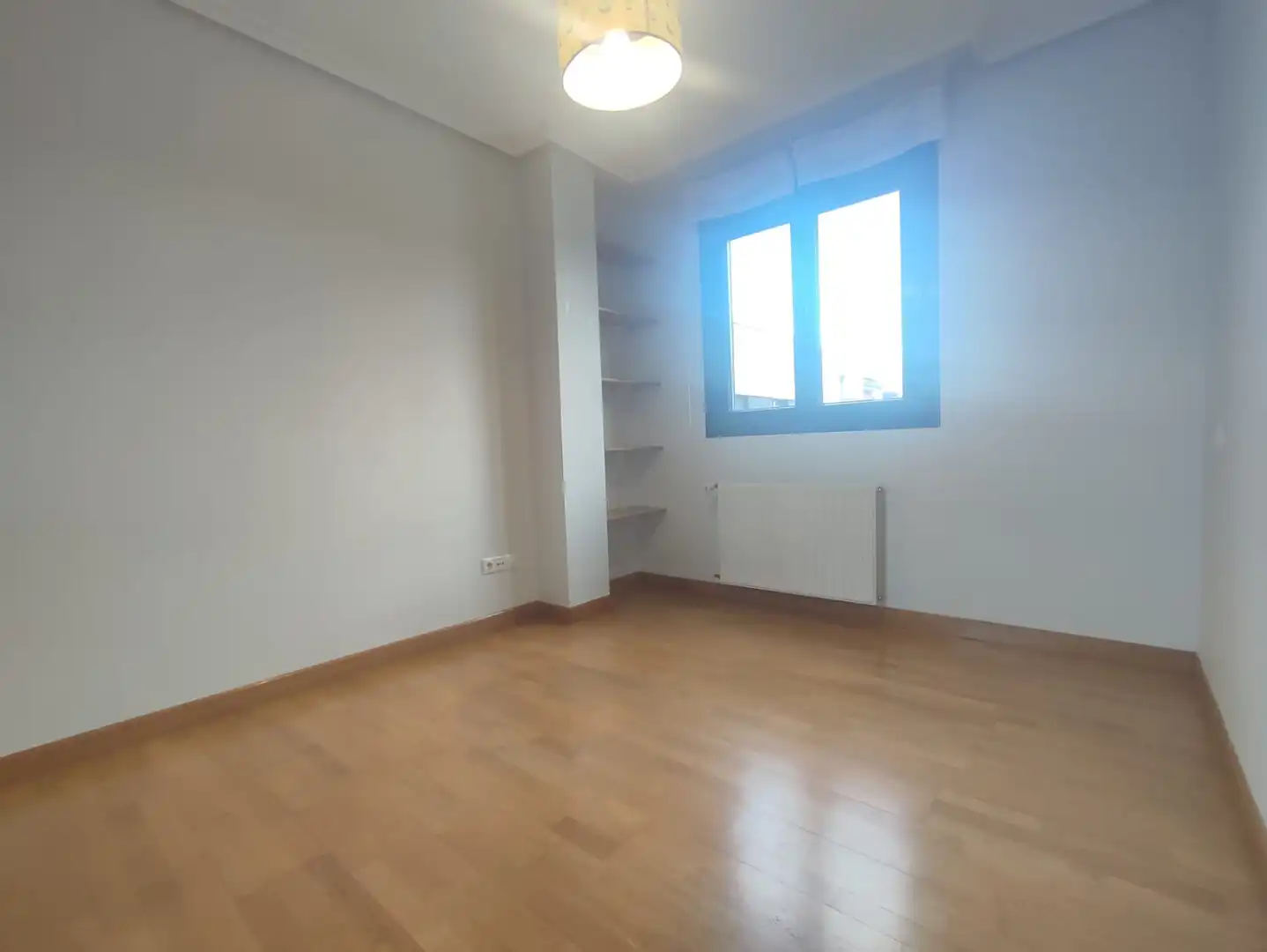 Habitación de Piso de alquiler en Gijón  con Calefacción, Parquet y Trastero