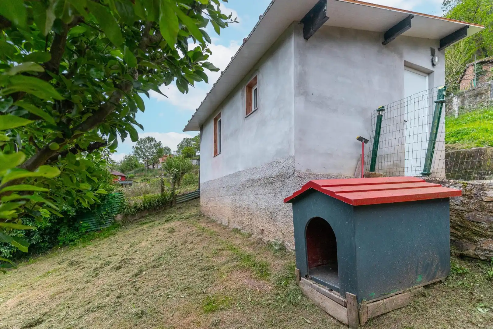 Vista exterior de Finca rústica en venda en San Martín del Rey Aurelio amb Calefacció