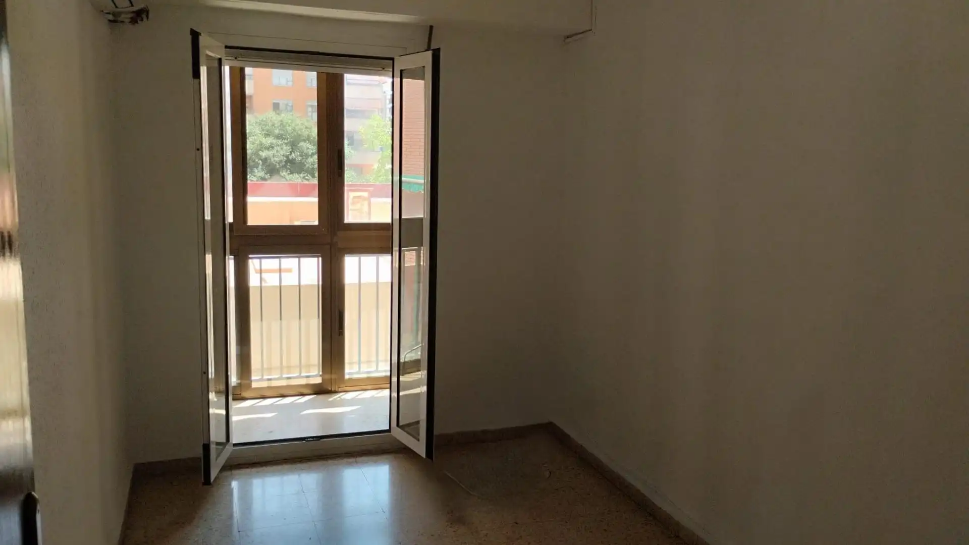 Bedroom of Flat for sale in Valencia  with Air Conditioner and Balcony