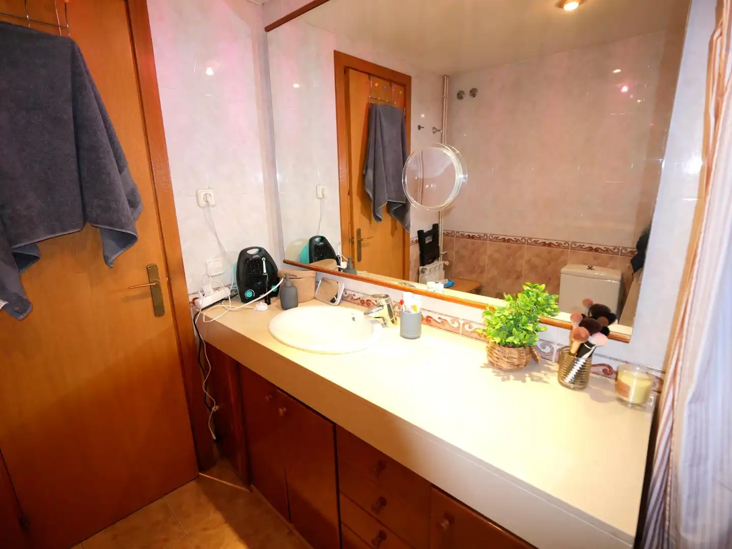 Badezimmer von Wohnung zum Verkauf in Barcelona mit Parkett