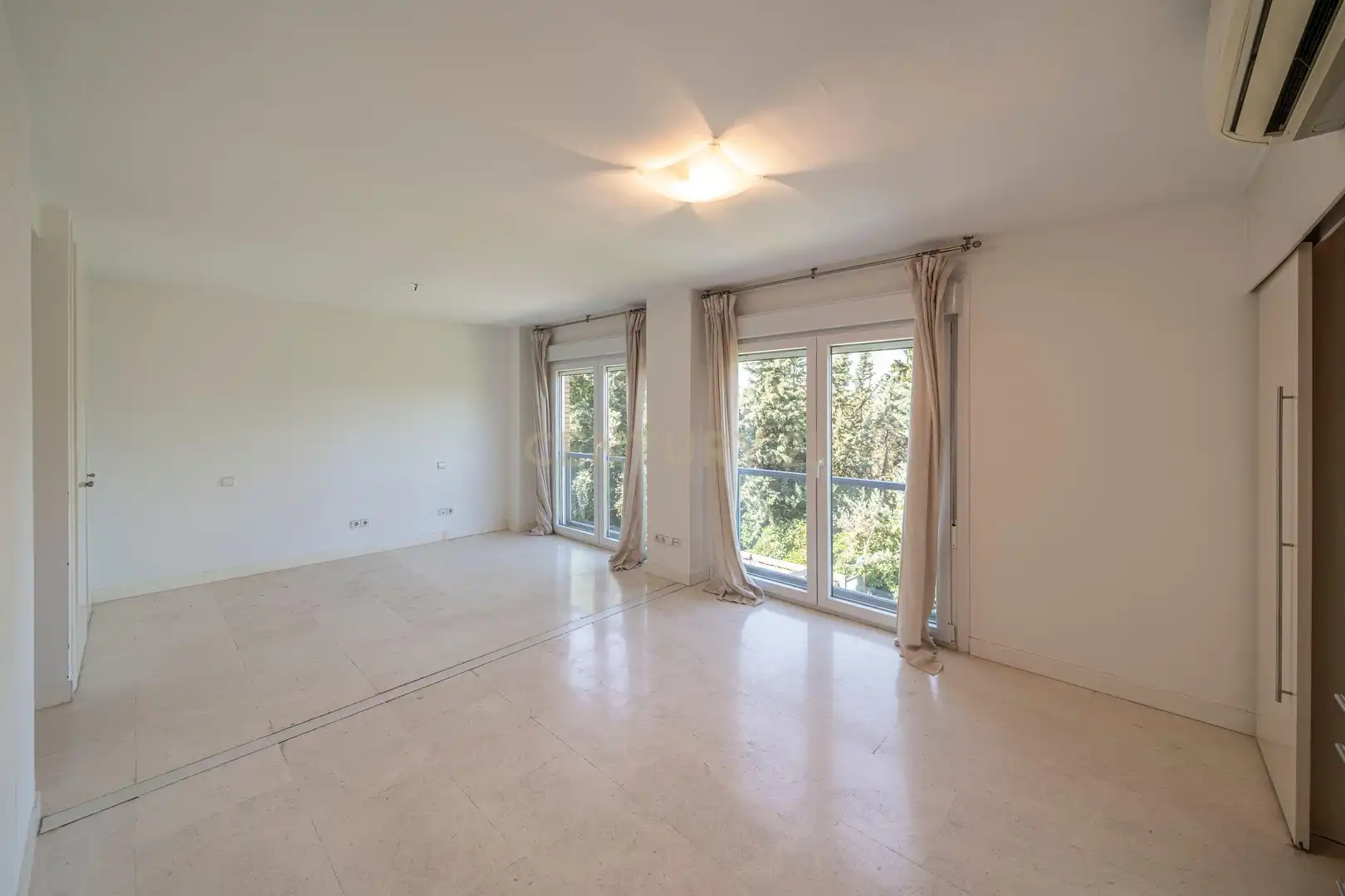 Sala d'estar de Casa o xalet en venda en Pozuelo de Alarcón amb Aire condicionat, Jardí privat i Piscina