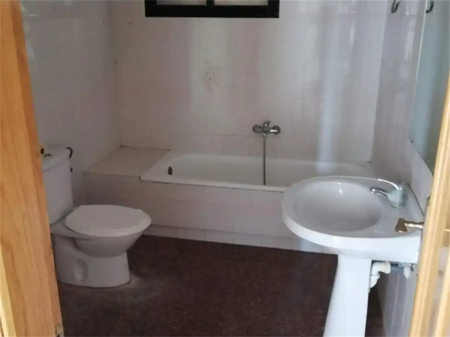 Badezimmer von Fabrikhallen zum Verkauf in Aspe