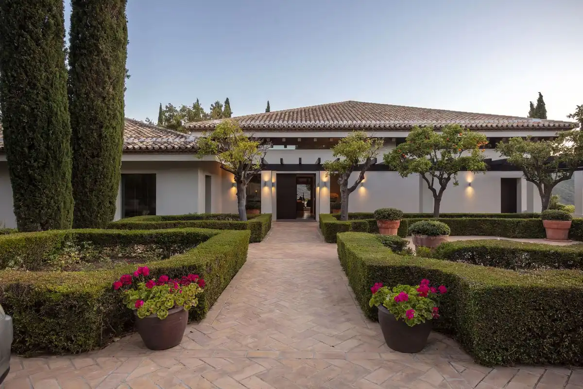 Vista exterior de Casa o chalet en venta en Benahavís con Jardín privado, Terraza y Amueblado