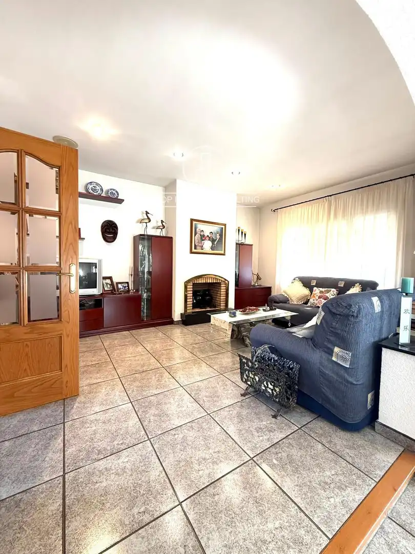 Sala d'estar de Casa o xalet en venda en Arenys de Munt amb Calefacció, Terrassa i Moblat