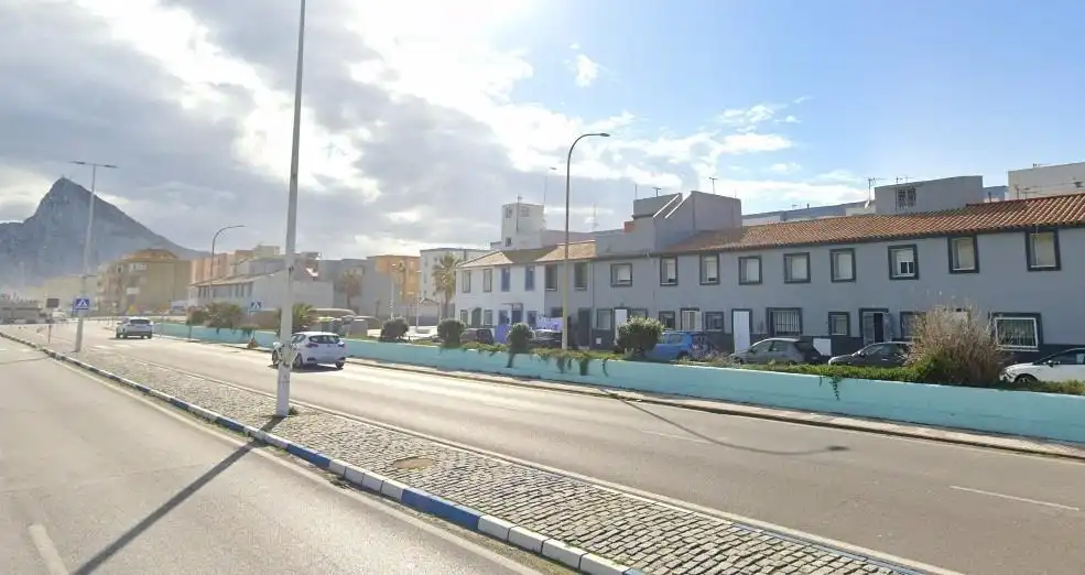 Vista exterior de Casa o xalet en venda en La Línea de la Concepción amb Jardí privat i Terrassa