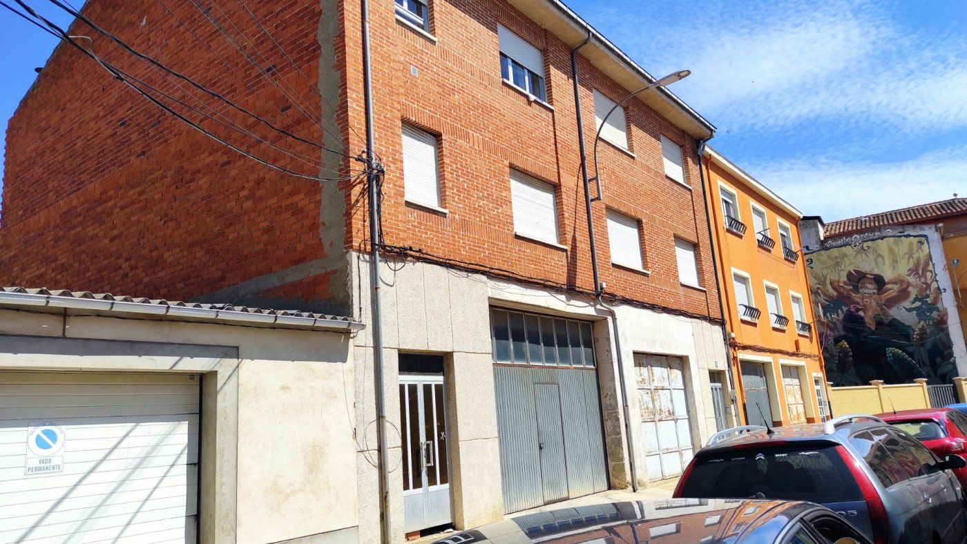 Vista exterior de Piso en venta en Santa María del Páramo con Trastero