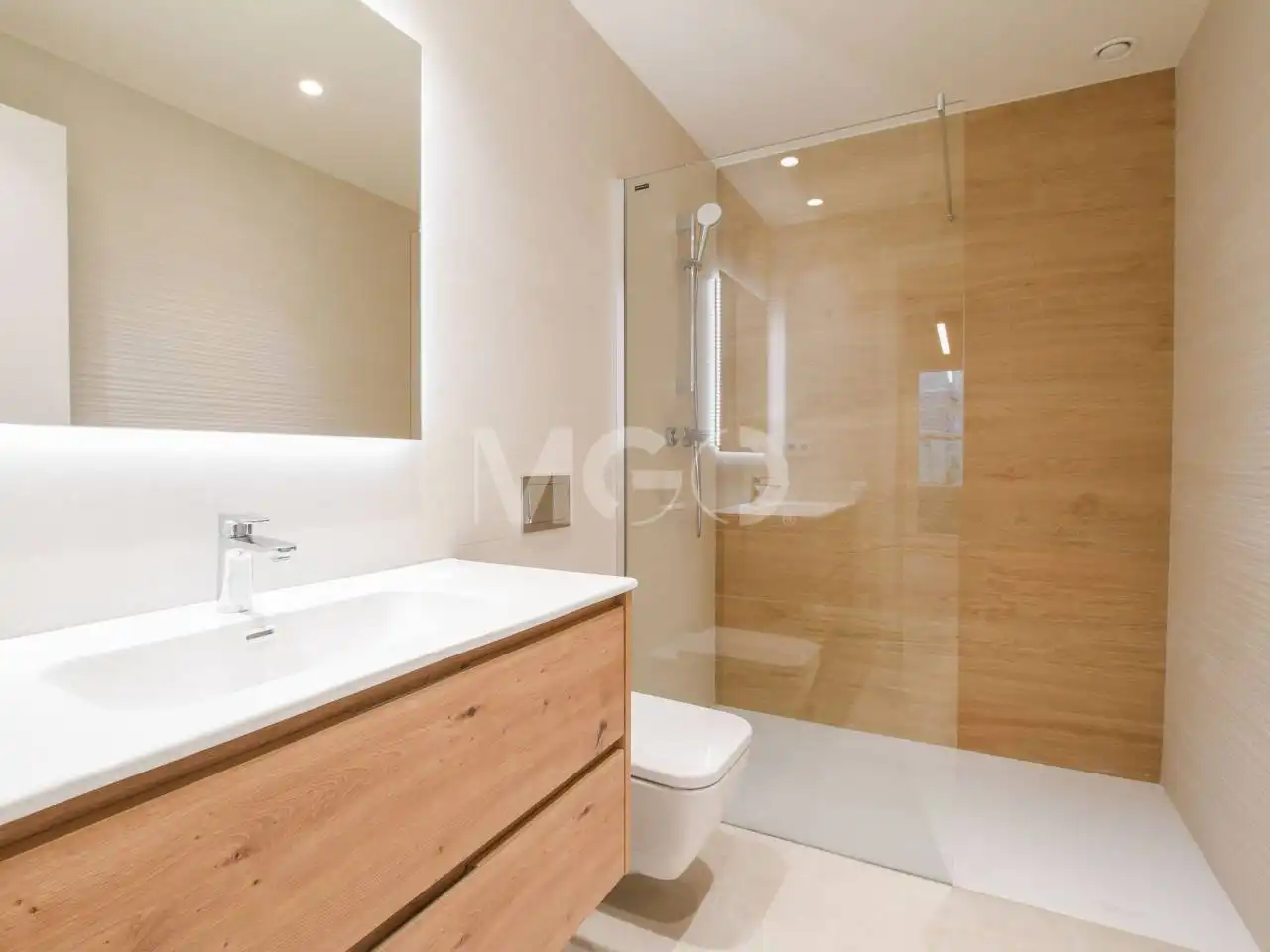 Baño de Piso en venta en Vic con Calefacción, Terraza y Alarma