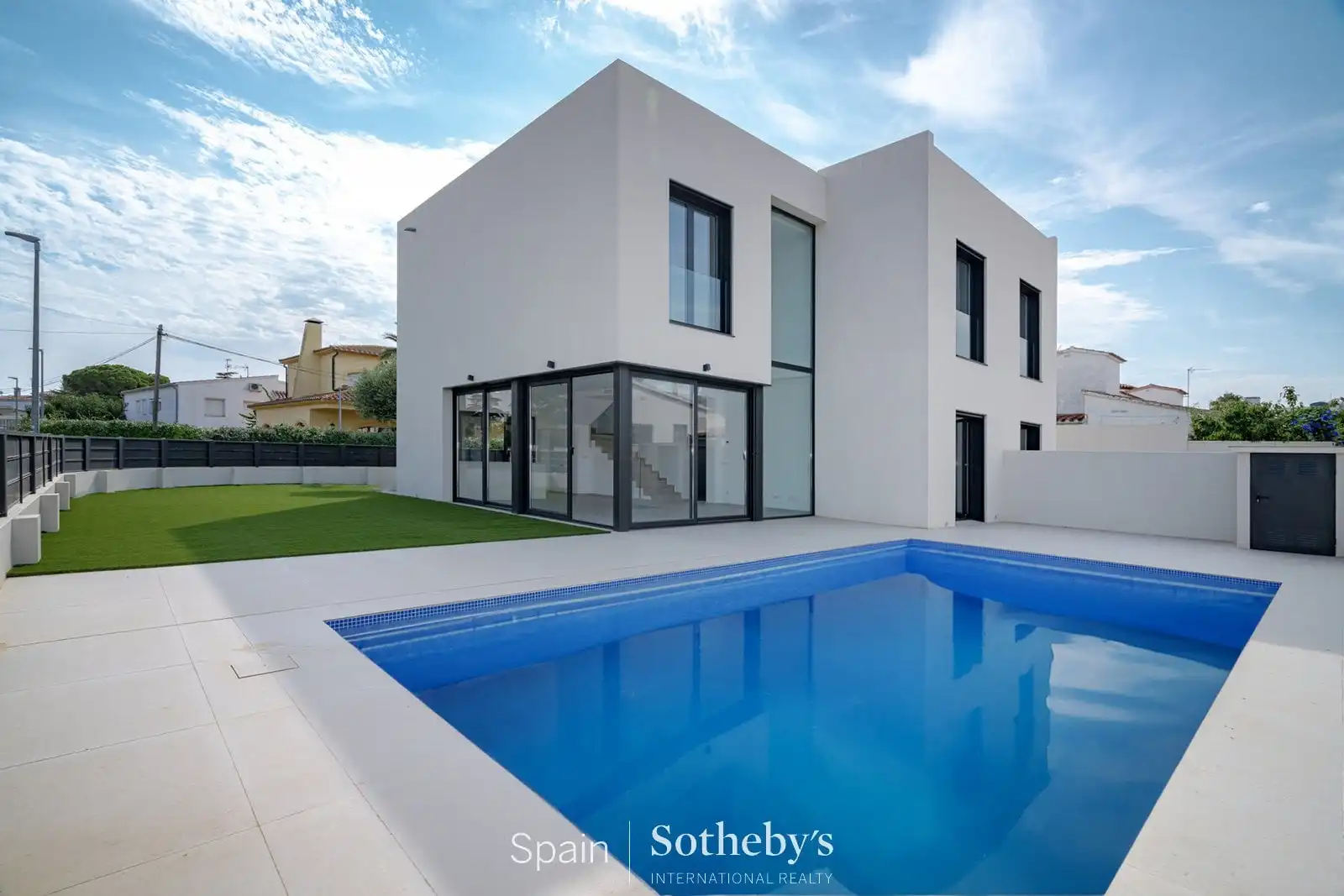 Casa pareada con piscina en venta en Carrer Requesens
