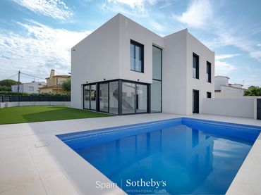 Casa bifamiliare con piscina in vendita a Carrer Requesens