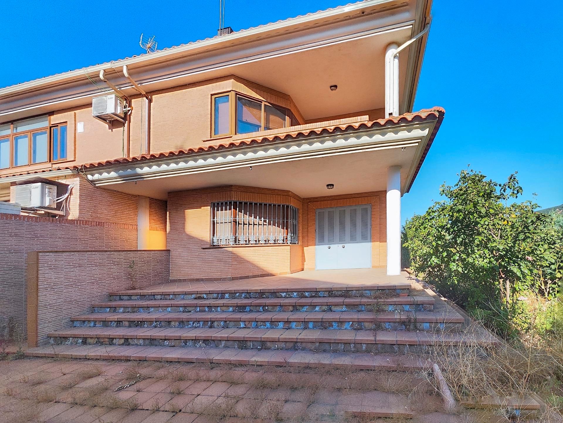 Vista exterior de Casa o xalet en venda en Puertollano amb Aire condicionat, Calefacció i Jardí privat
