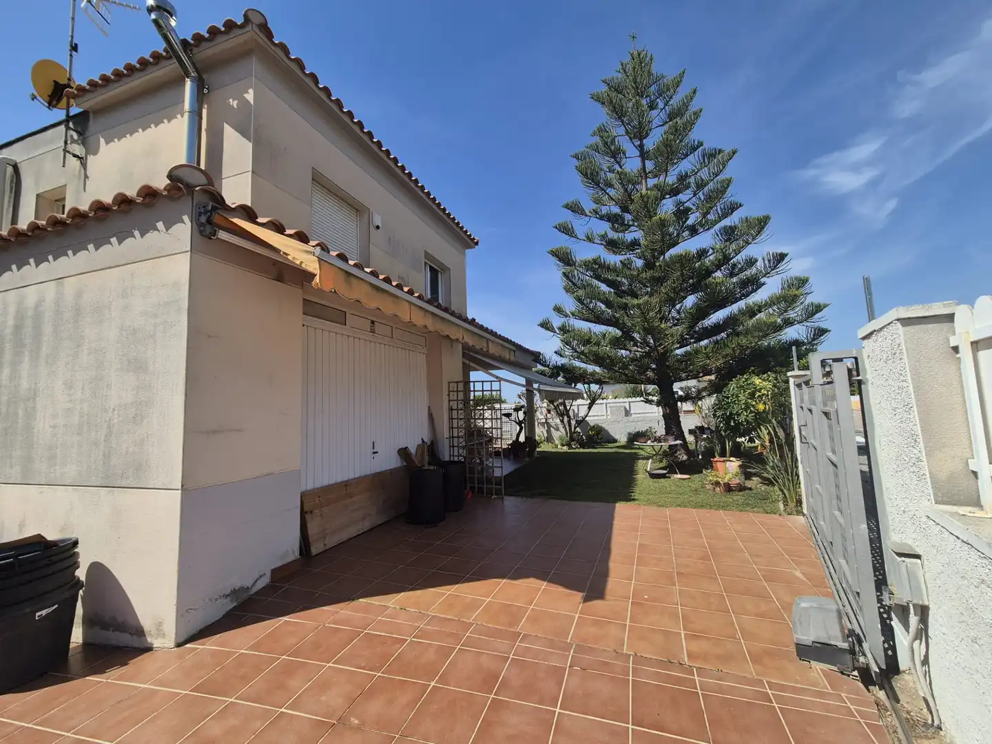 Außenansicht von Haus oder Chalet zum Verkauf in Roda de Berà mit Heizung, Privatgarten und Terrasse
