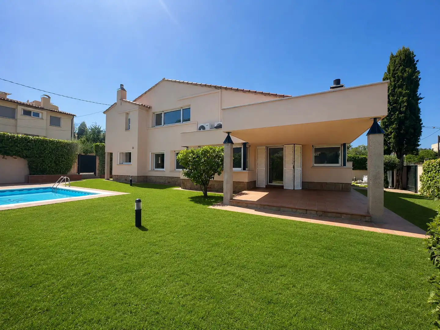 Vista exterior de Casa o xalet de lloguer en Matadepera amb Aire condicionat, Calefacció i Jardí privat