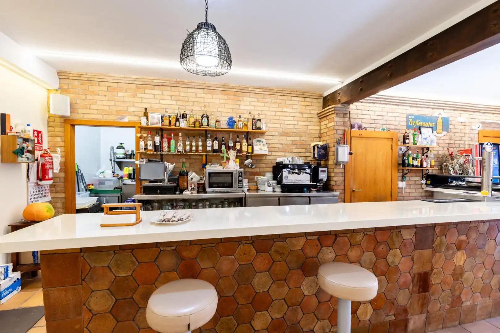 Local comercial en traspàs a Camí de N'Olesa, imagen 16