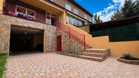 Vista exterior de Casa adosada en venda en Galapagar amb Calefacció, Jardí privat i Terrassa