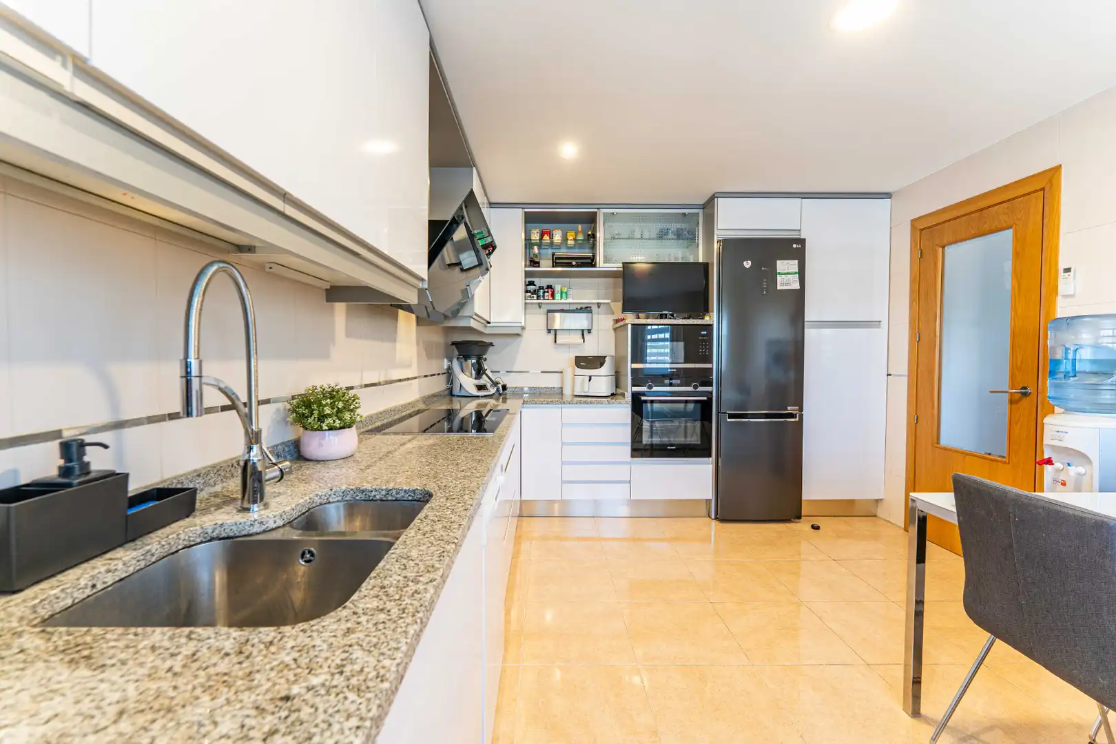 Cocina de Casa o chalet en venta en Serranillos del Valle con Aire acondicionado, Calefacción y Jardín privado