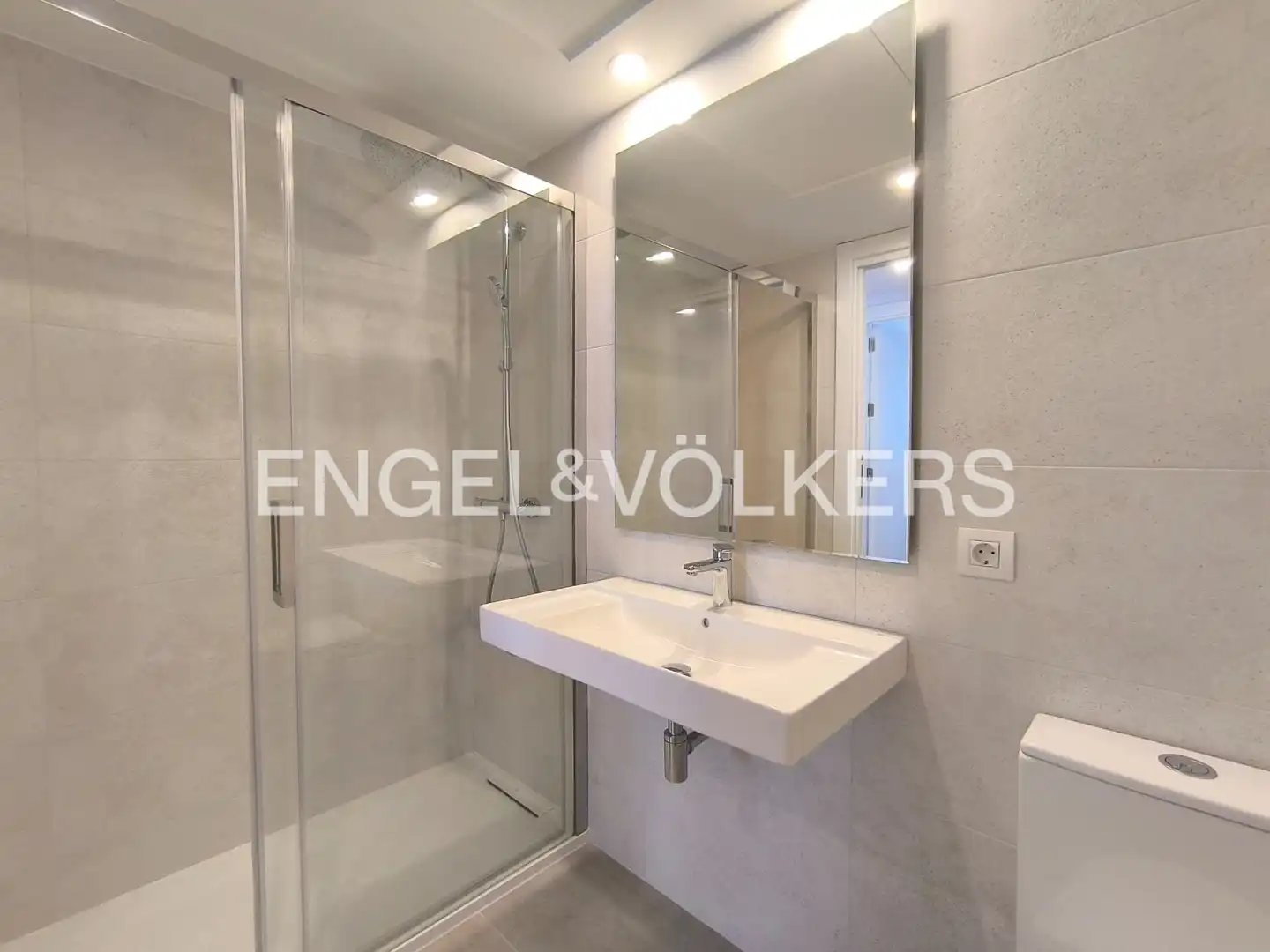 Bathroom of Flat for rent in Barcelona  with Air Conditioner, Heating and Terrace