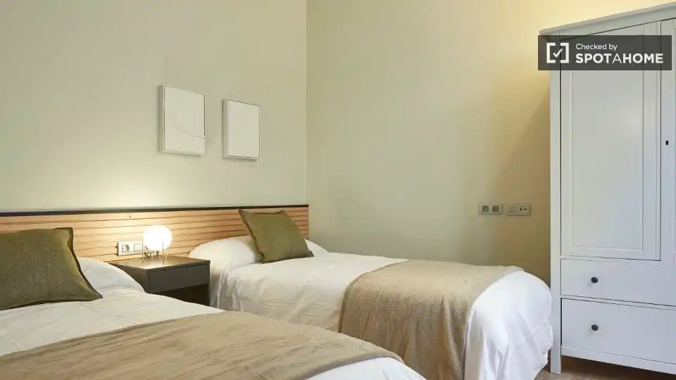 Bedroom of Flat for rent in  Barcelona Capital  with Air Conditioner, Heating and Furnished