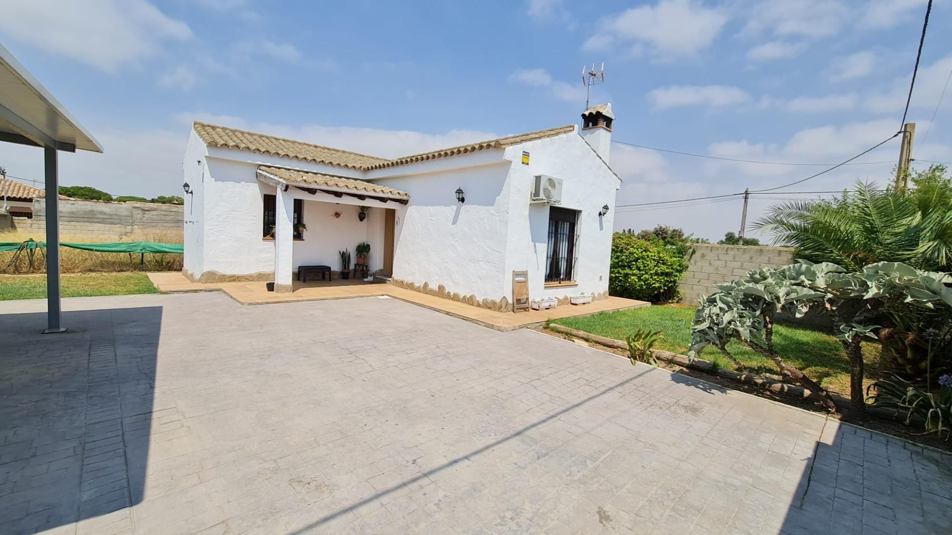Vista exterior de Casa o xalet en venda en Chiclana de la Frontera amb Aire condicionat, Calefacció i Traster
