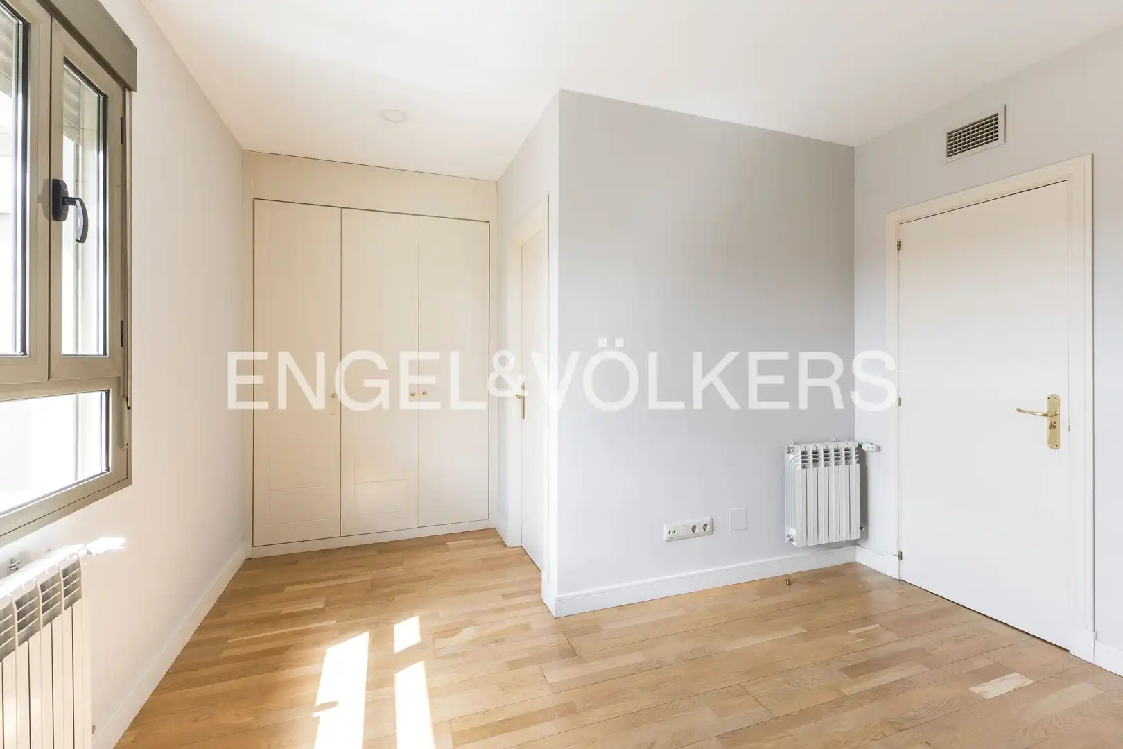 Schlafzimmer von Dachboden zur Miete in Madrid mit Klimaanlage, Heizung und Parkett