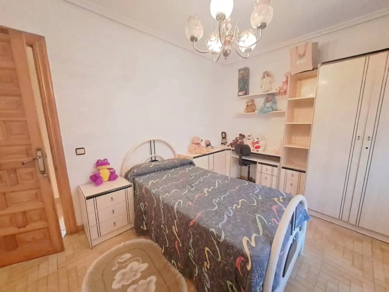 Dormitori de Casa adosada en venda en Burgos amb Calefacció i Jardí privat