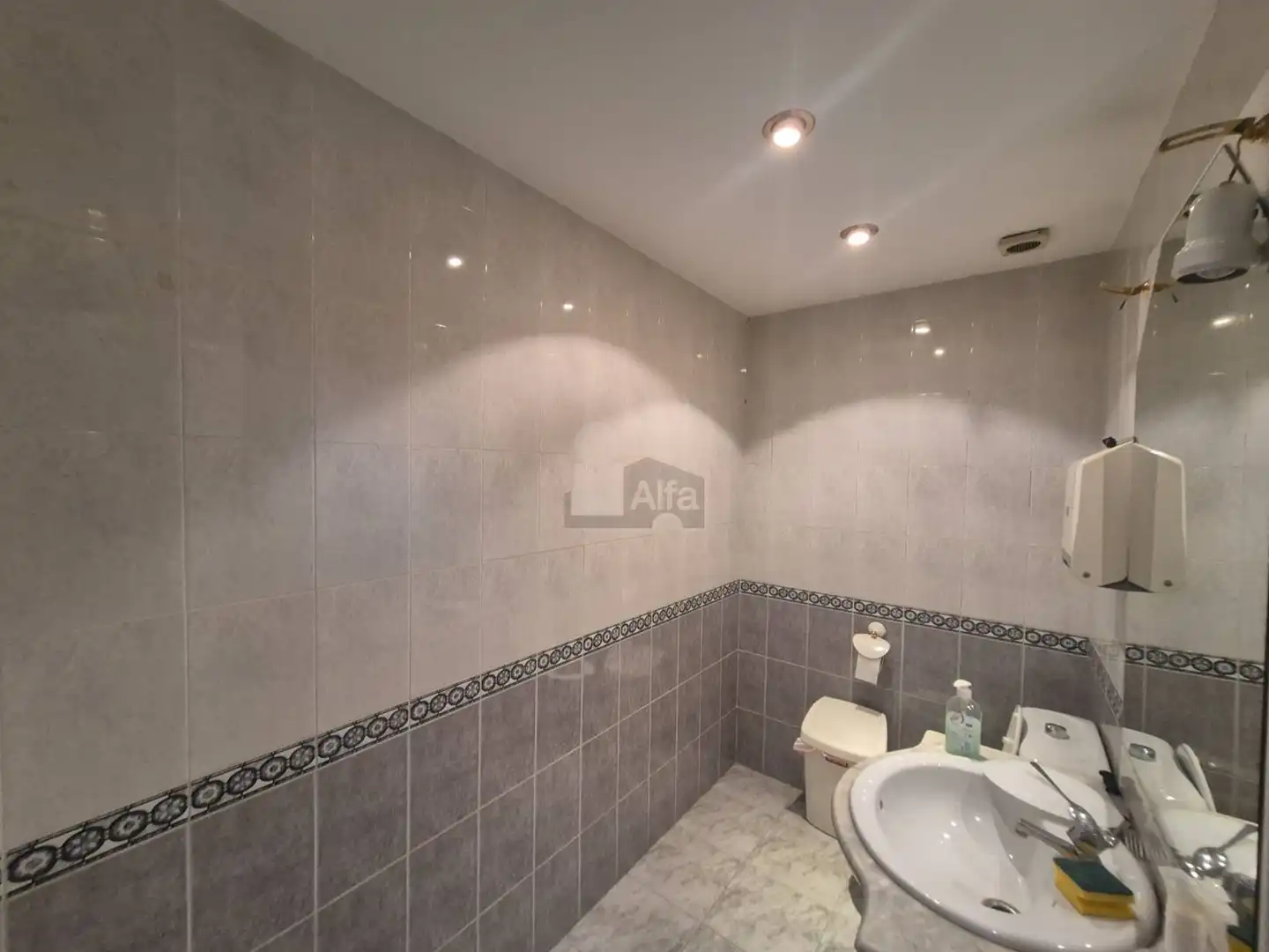 Badezimmer von Büro zur Miete in Patraix