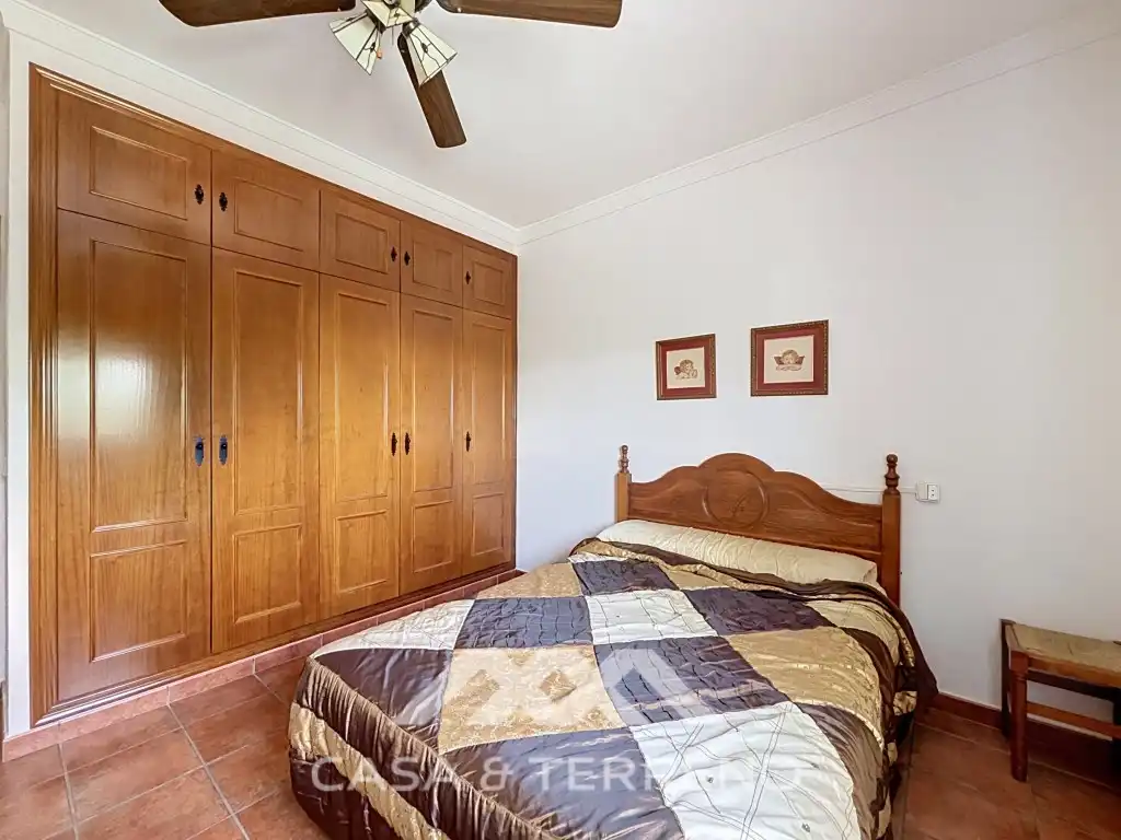 Dormitori de Casa o xalet en venda en El Burgo amb Aire condicionat, Jardí privat i Moblat