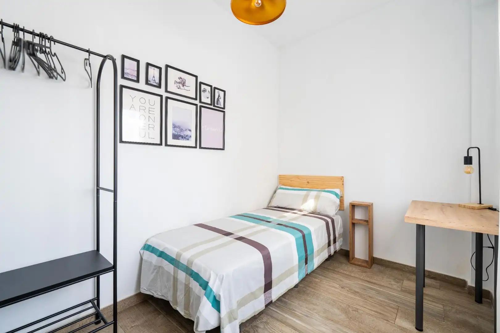 Habitación de Piso de alquiler en Almería con Aire acondicionado, Terraza y Amueblado