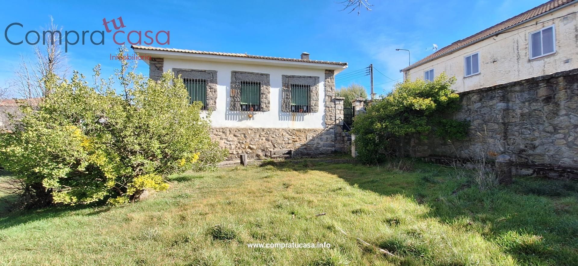 Vista exterior de Casa o xalet en venda en Otero de Herreros amb Jardí privat, Traster i Moblat