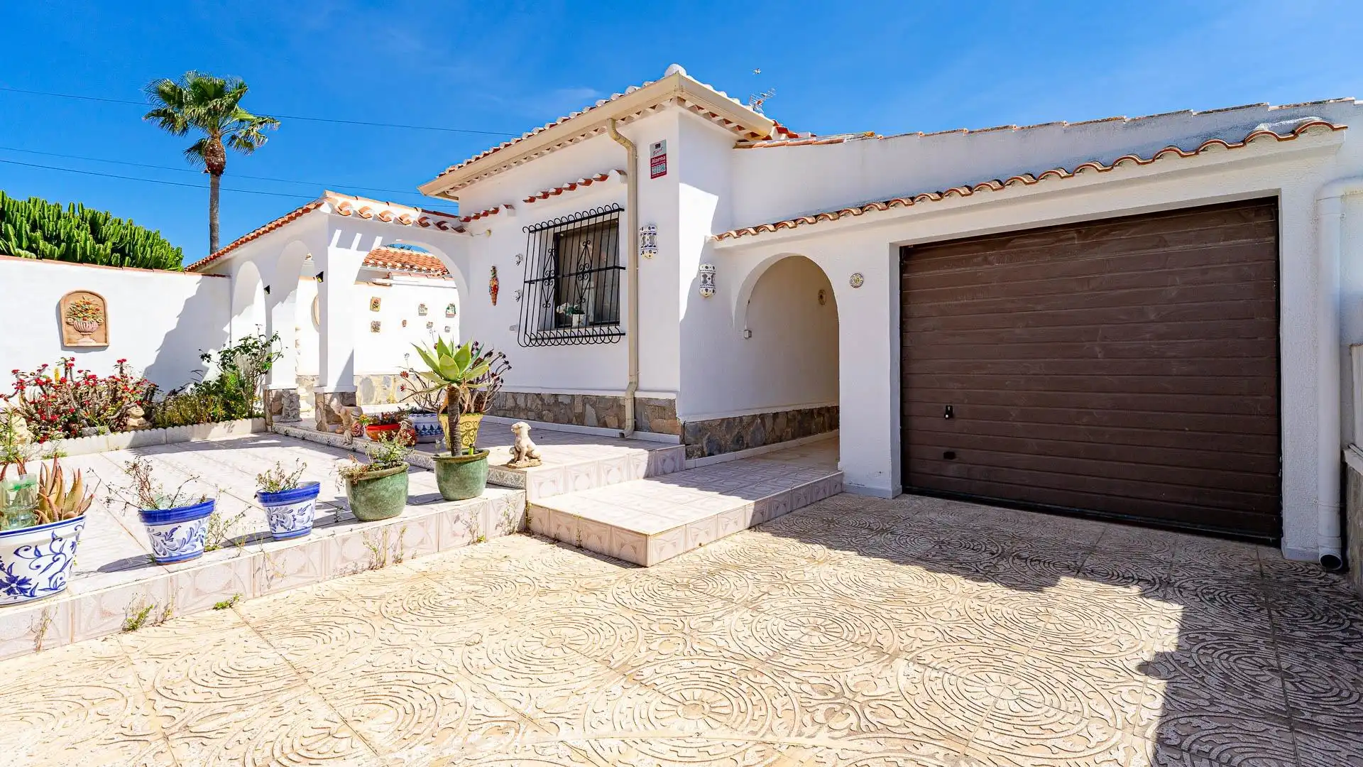Vista exterior de Casa adosada en venta en Torrevieja con Jardín privado, Trastero y Piscina