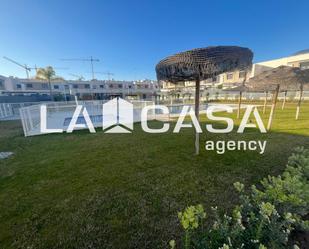 Vista exterior de Casa adosada en venda en Dos Hermanas amb Calefacció, Terrassa i Piscina