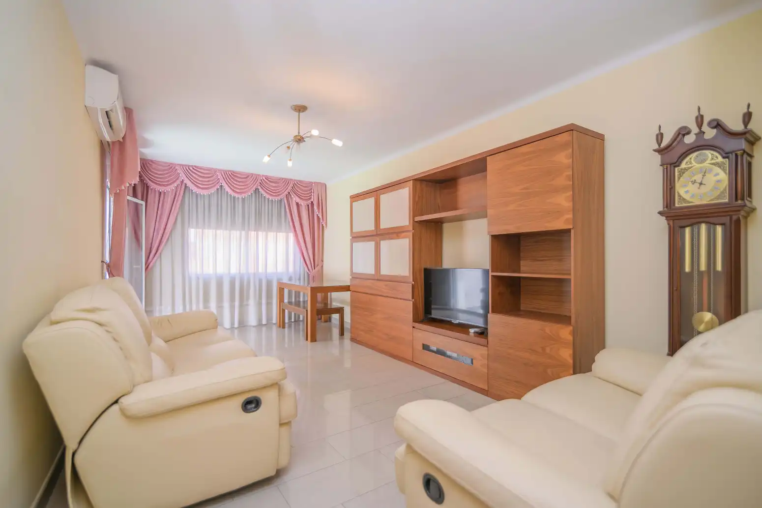 Sala de estar de Piso en venta en Cornellà de Llobregat con Aire acondicionado, Calefacción y Balcón
