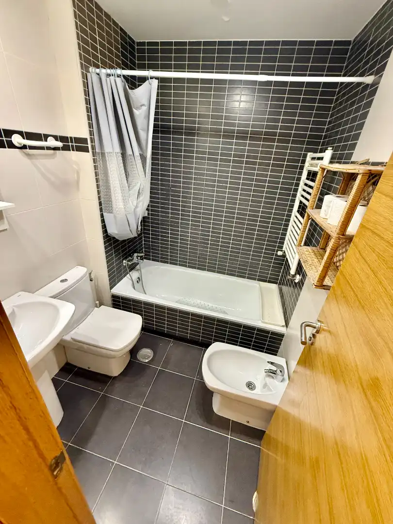 Baño de Piso en venta en Madrid con Calefacción, Terraza y Trastero