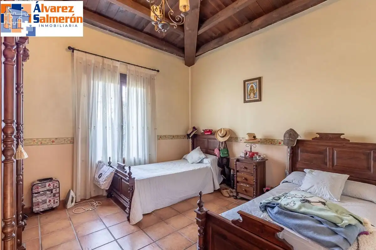 Dormitori de Casa o xalet en venda en La Zubia amb Jardí privat