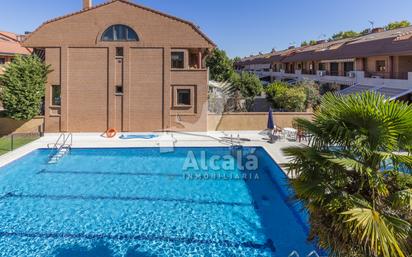 Swimming pool of Single-family semi-detached for sale in Alcalá de Henares  with Air Conditioner, Terrace and Swimming Pool